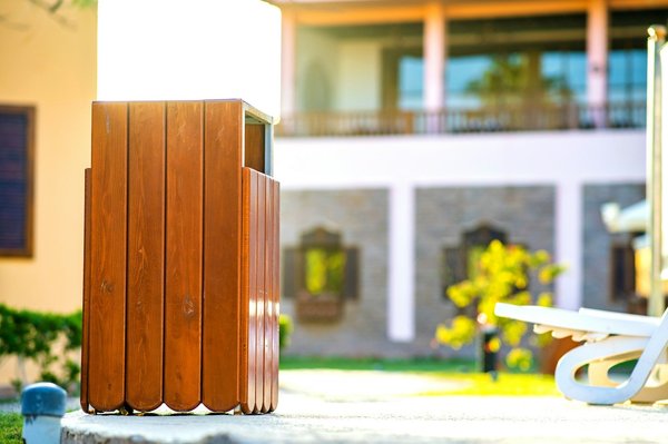 Poubelle à ouverture frontale : la solution idéale pour une gestion efficace des déchets en entreprise