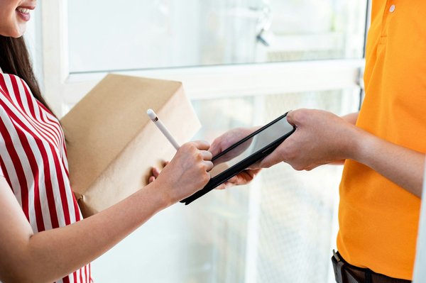 Un professionnel en émargement électronique à distance